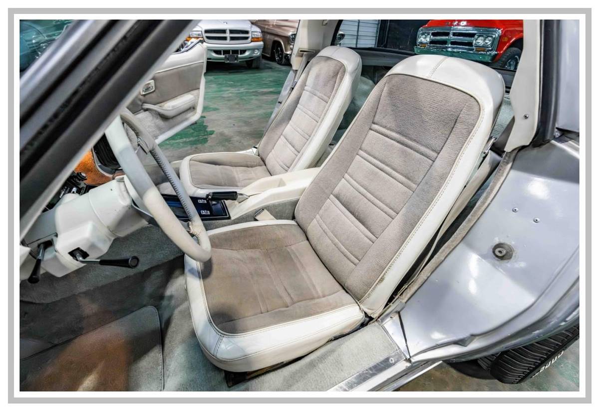 Chevrolet-corvette-1978-silver-36
