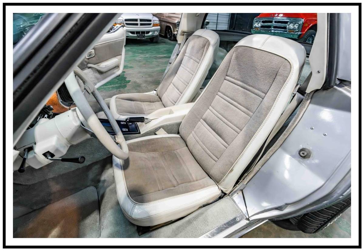 Chevrolet-corvette-1978-silver-38