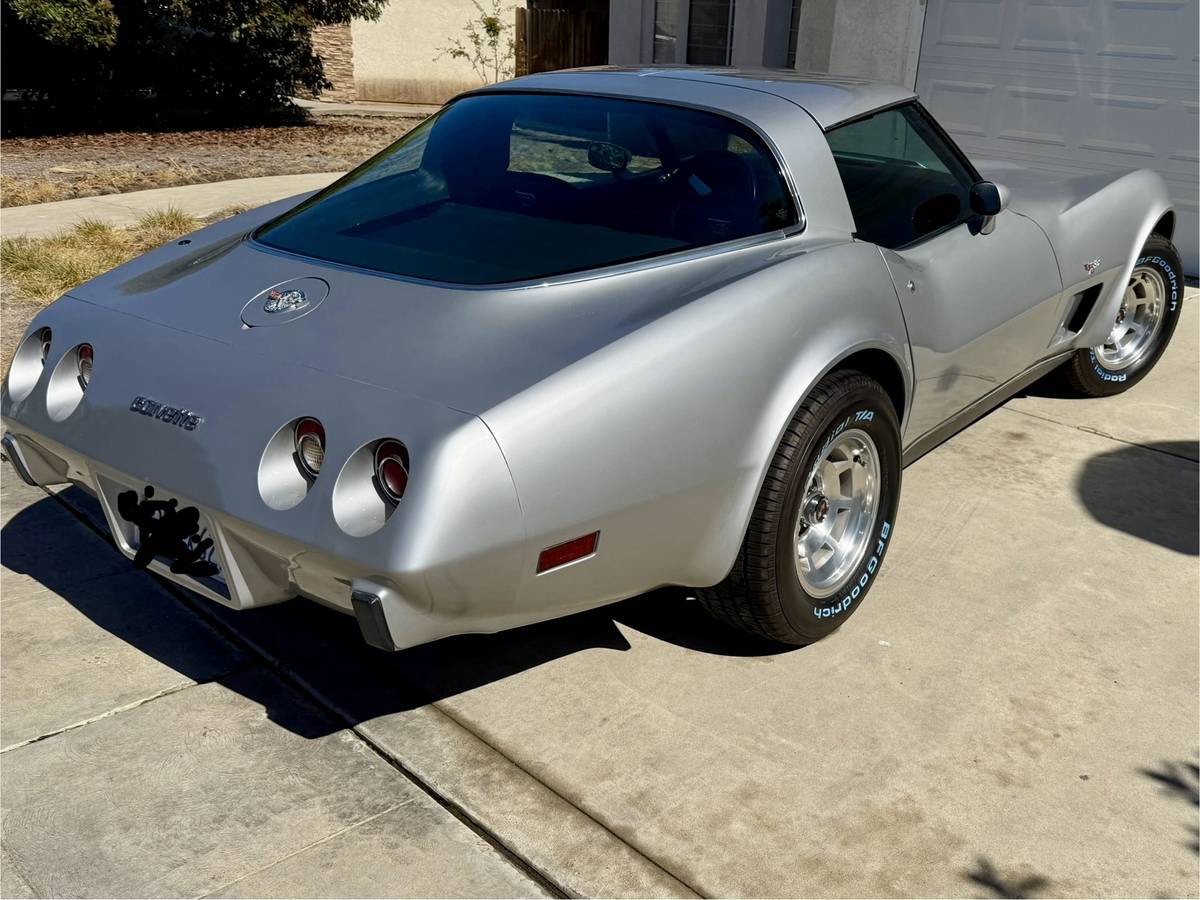 Chevrolet-corvette-1978-silver-4
