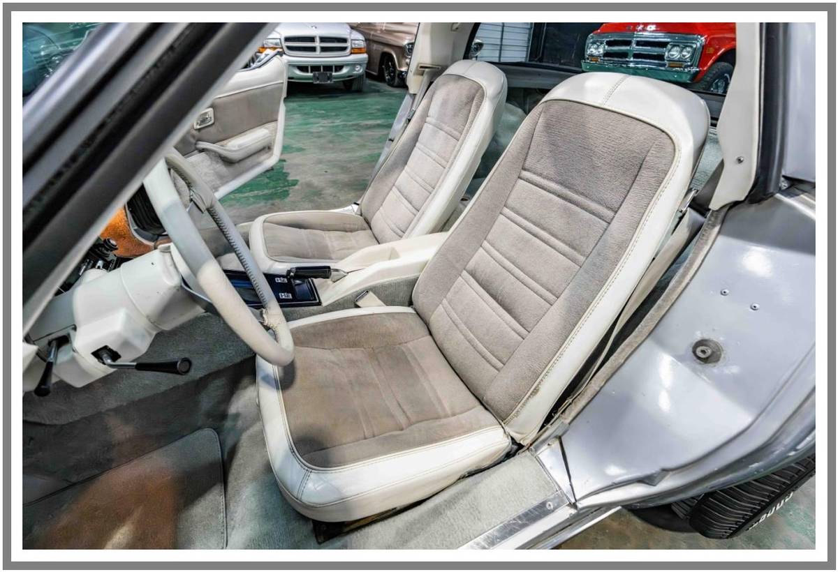 Chevrolet-corvette-1978-silver-48