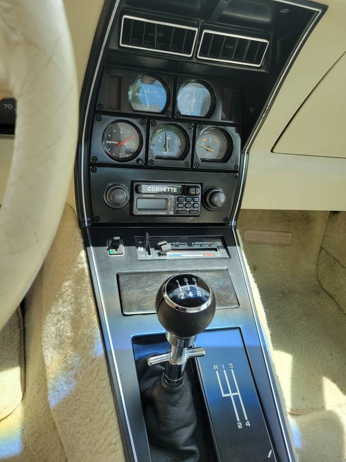 Chevrolet-corvette-1978-silver-6