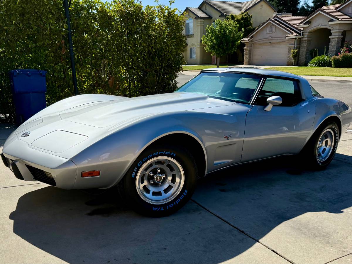 Chevrolet-corvette-1978-silver
