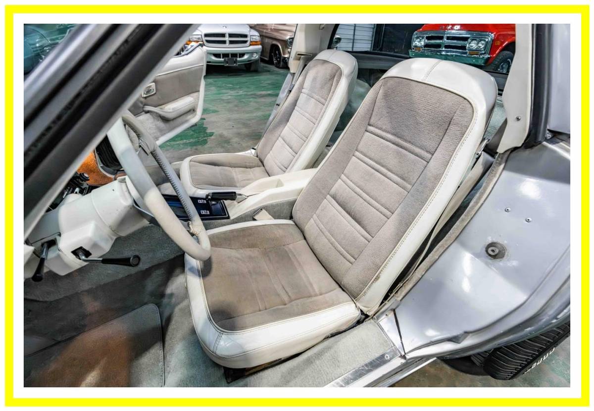 Chevrolet-corvette-1978-silver-8