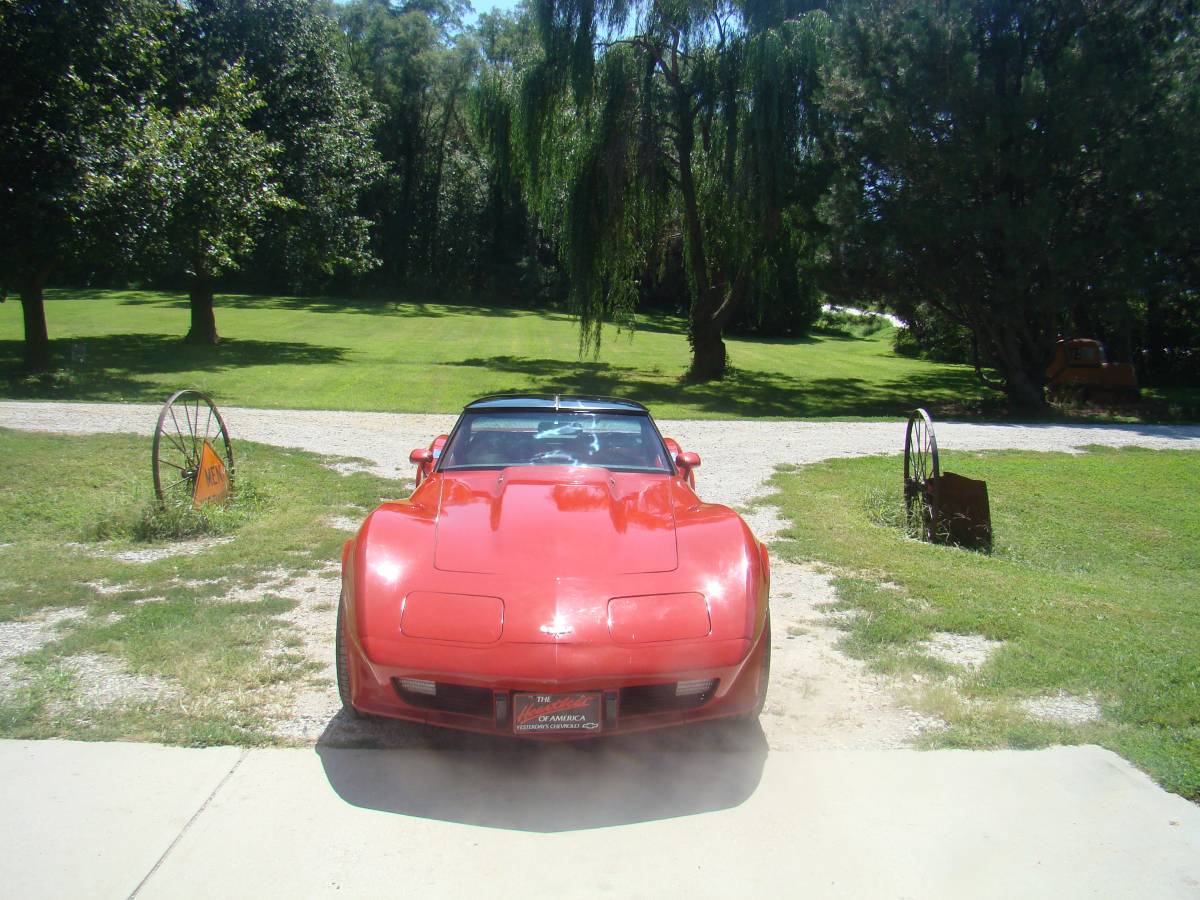 Chevrolet-corvette-1979-red-12