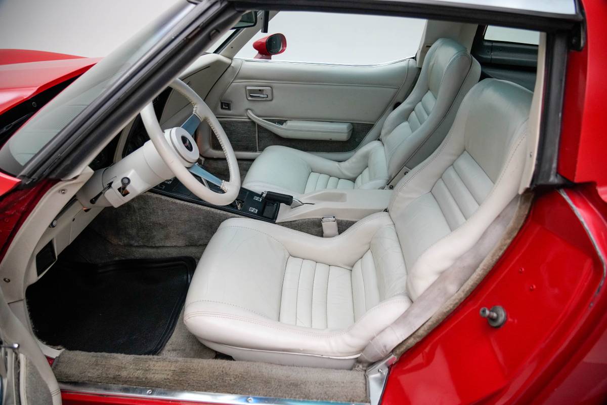 Chevrolet-corvette-1979-red-5