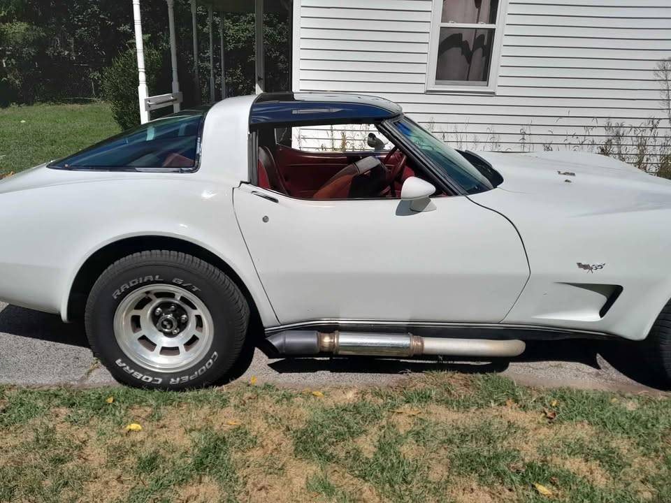 Chevrolet-corvette-1979-white-1