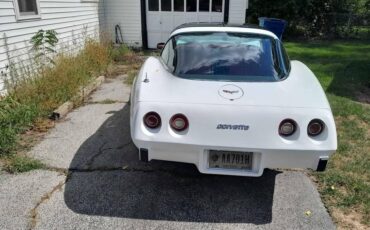 Chevrolet-corvette-1979-white-2