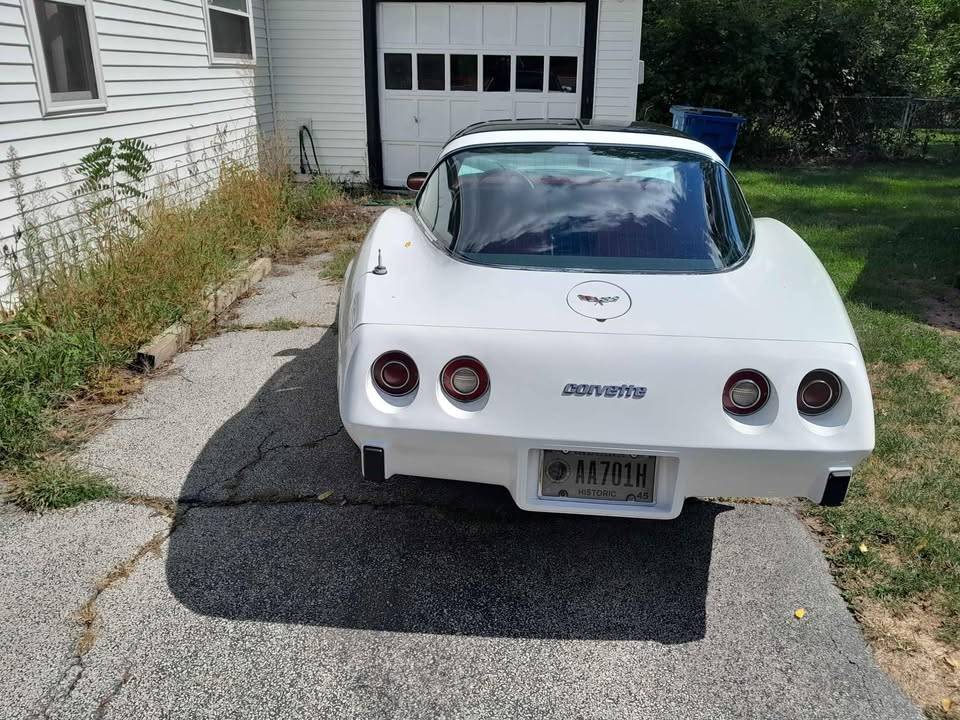 Chevrolet-corvette-1979-white-2