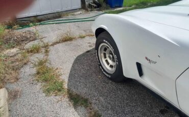 Chevrolet-corvette-1979-white-3