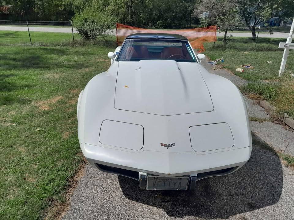 Chevrolet-corvette-1979-white