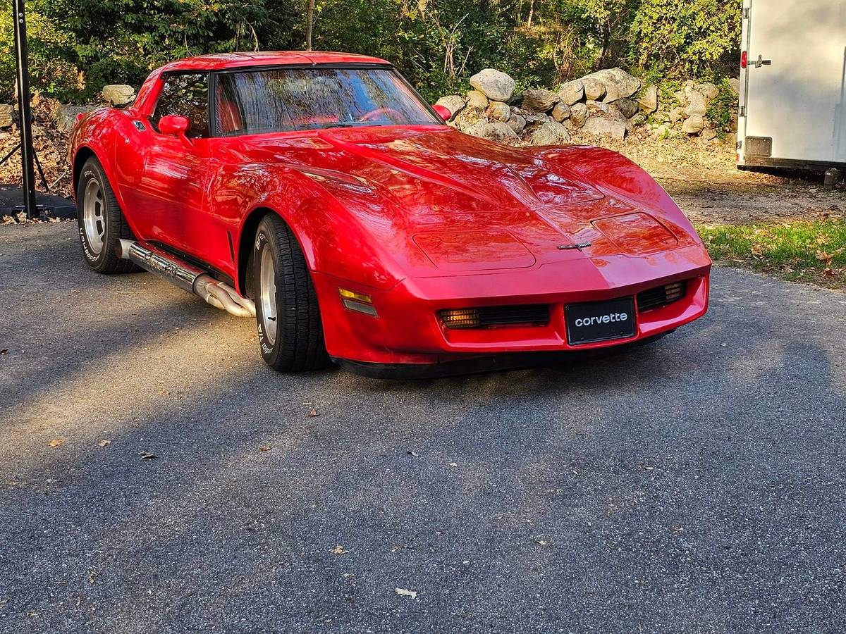 Chevrolet-corvette-1981-red