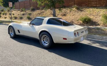 Chevrolet-corvette-1981-white-1