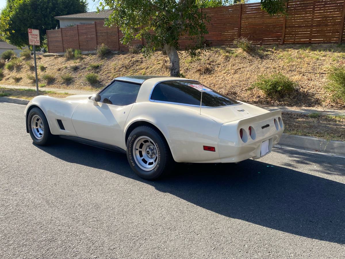 Chevrolet-corvette-1981-white-1