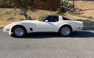 Chevrolet-corvette-1981-white-2