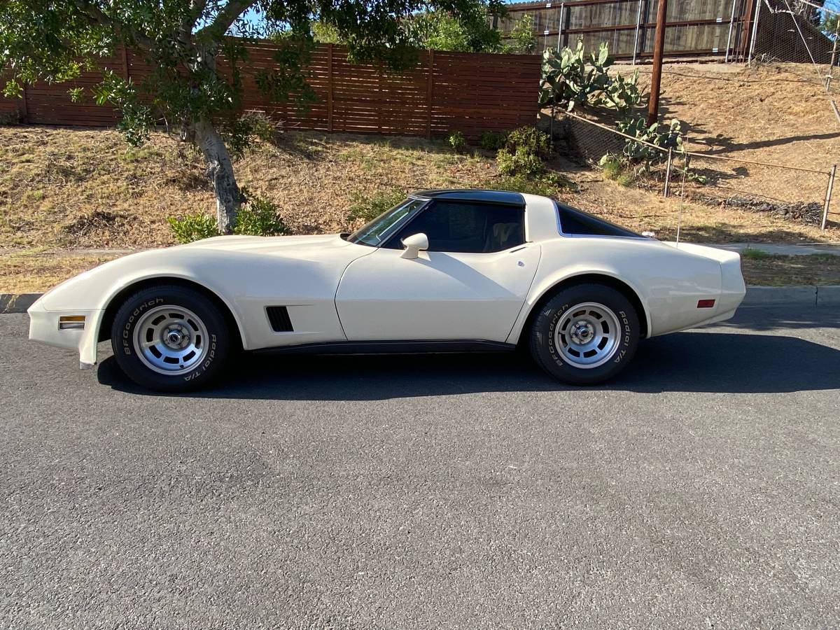 Chevrolet-corvette-1981-white-2