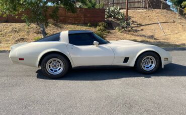 Chevrolet-corvette-1981-white-3