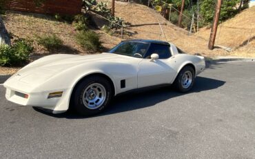 Chevrolet-corvette-1981-white