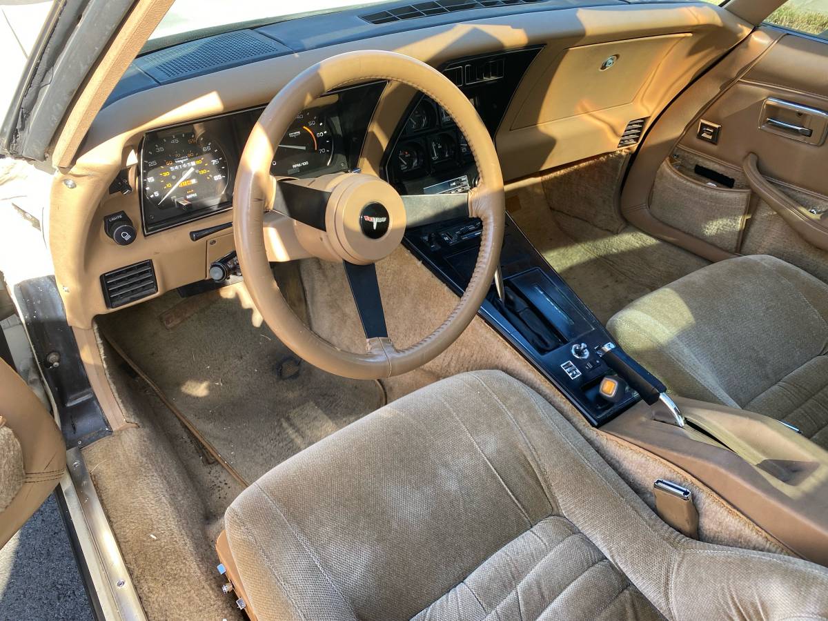 Chevrolet-corvette-1981-white-4