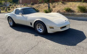Chevrolet-corvette-1981-white-5