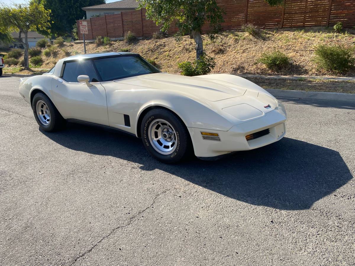 Chevrolet-corvette-1981-white-5