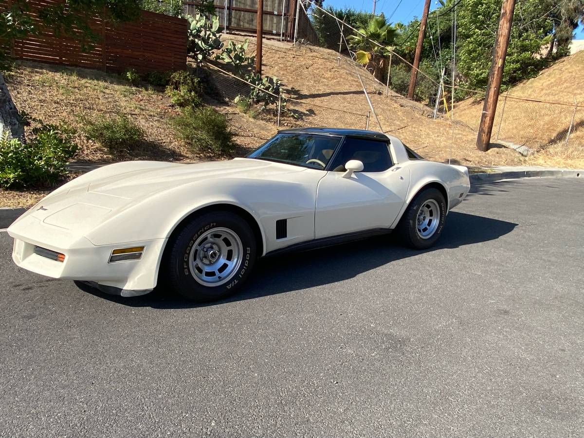 Chevrolet-corvette-1981-white
