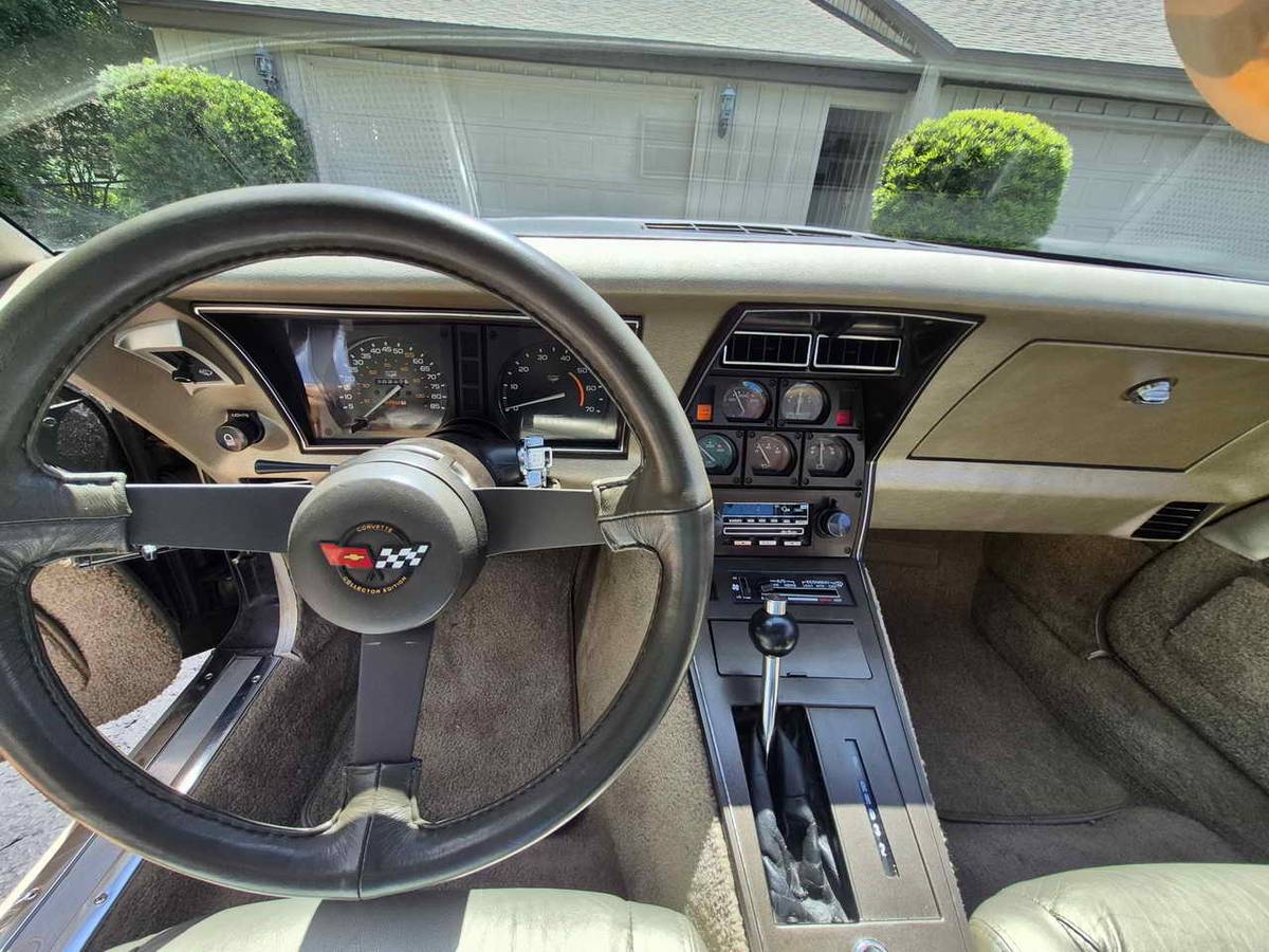 Chevrolet-corvette-1982-15