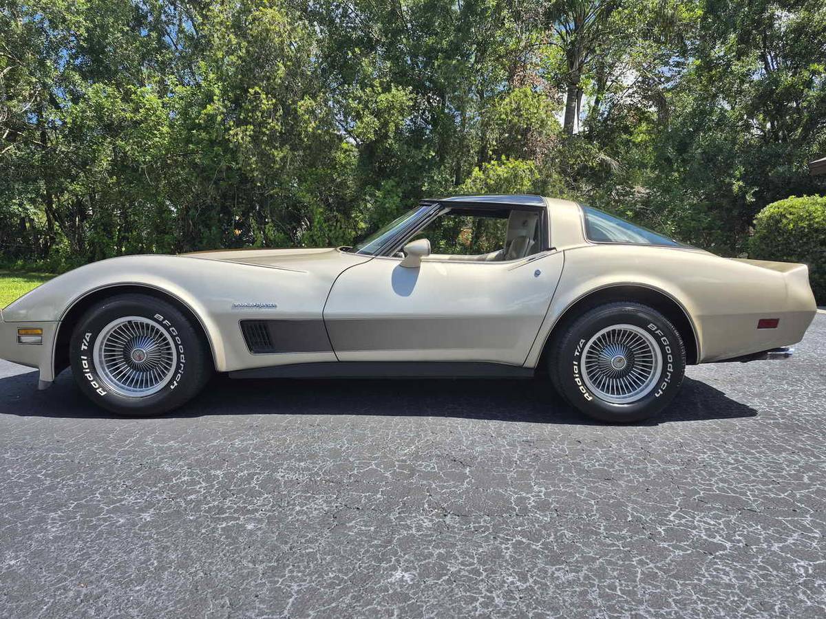 Chevrolet-corvette-1982-2