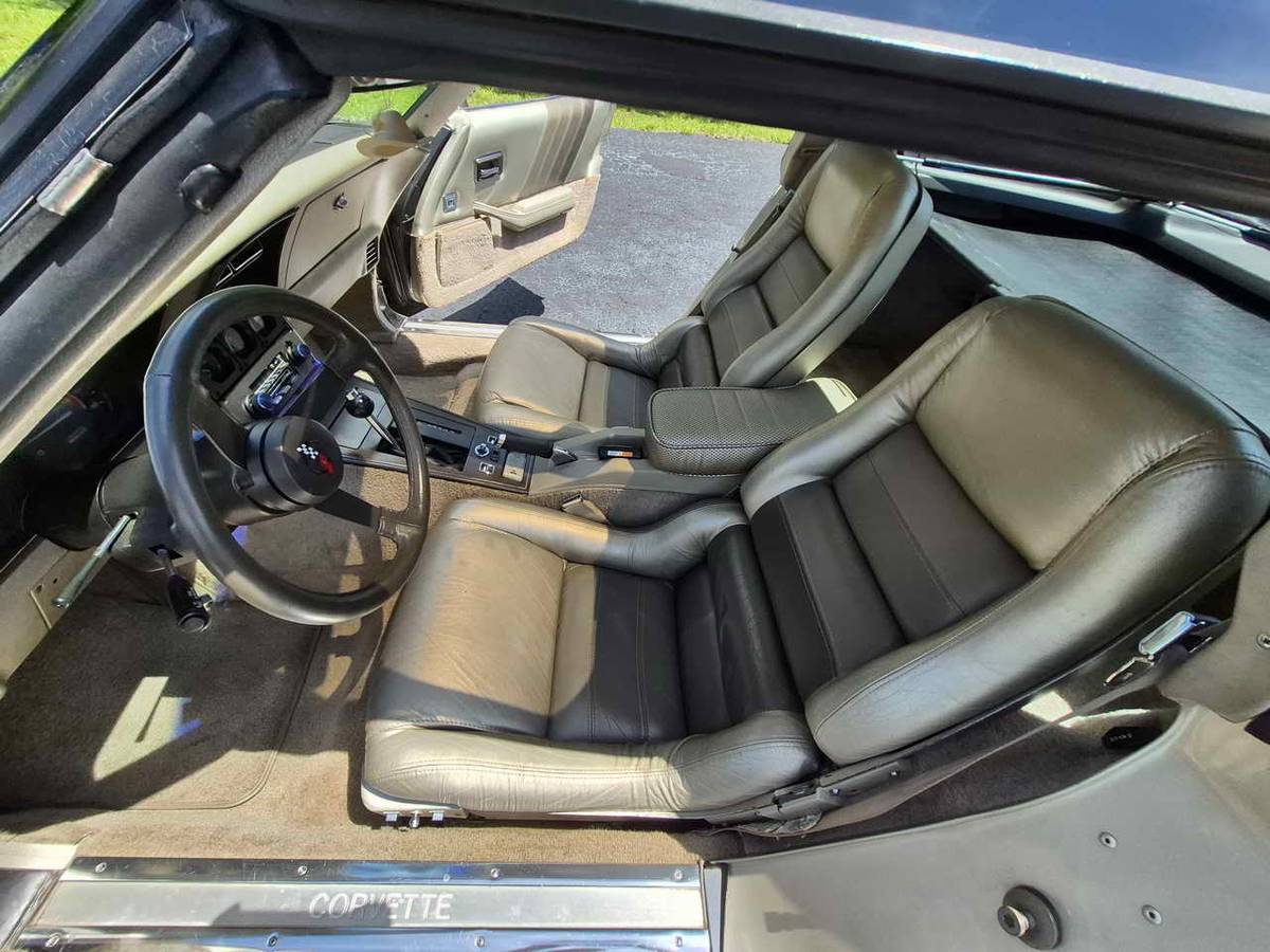 Chevrolet-corvette-1982-22