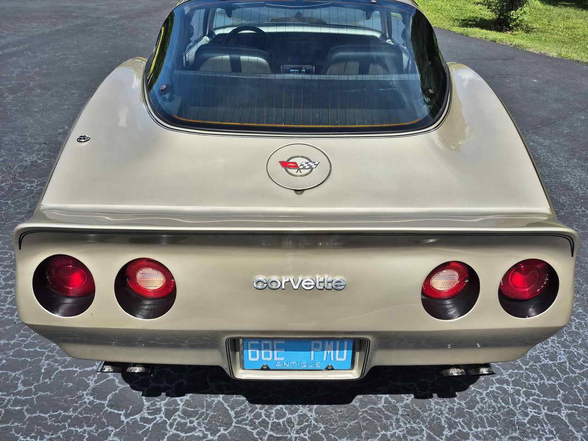 Chevrolet-corvette-1982-4
