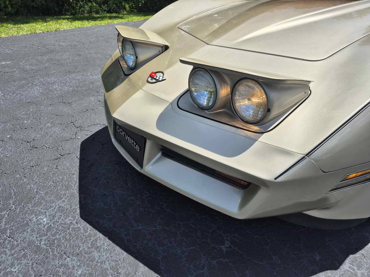 Chevrolet-corvette-1982-8
