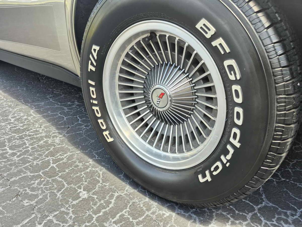Chevrolet-corvette-1982-9