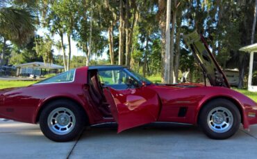 Chevrolet-corvette-1982-red-8