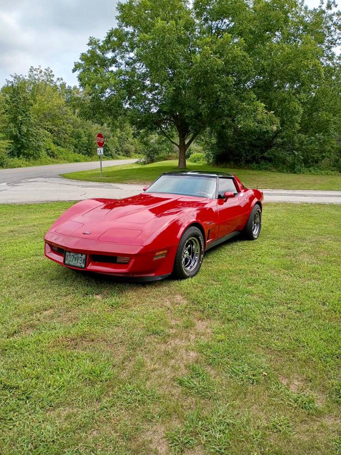 Chevrolet-corvette-1982-red