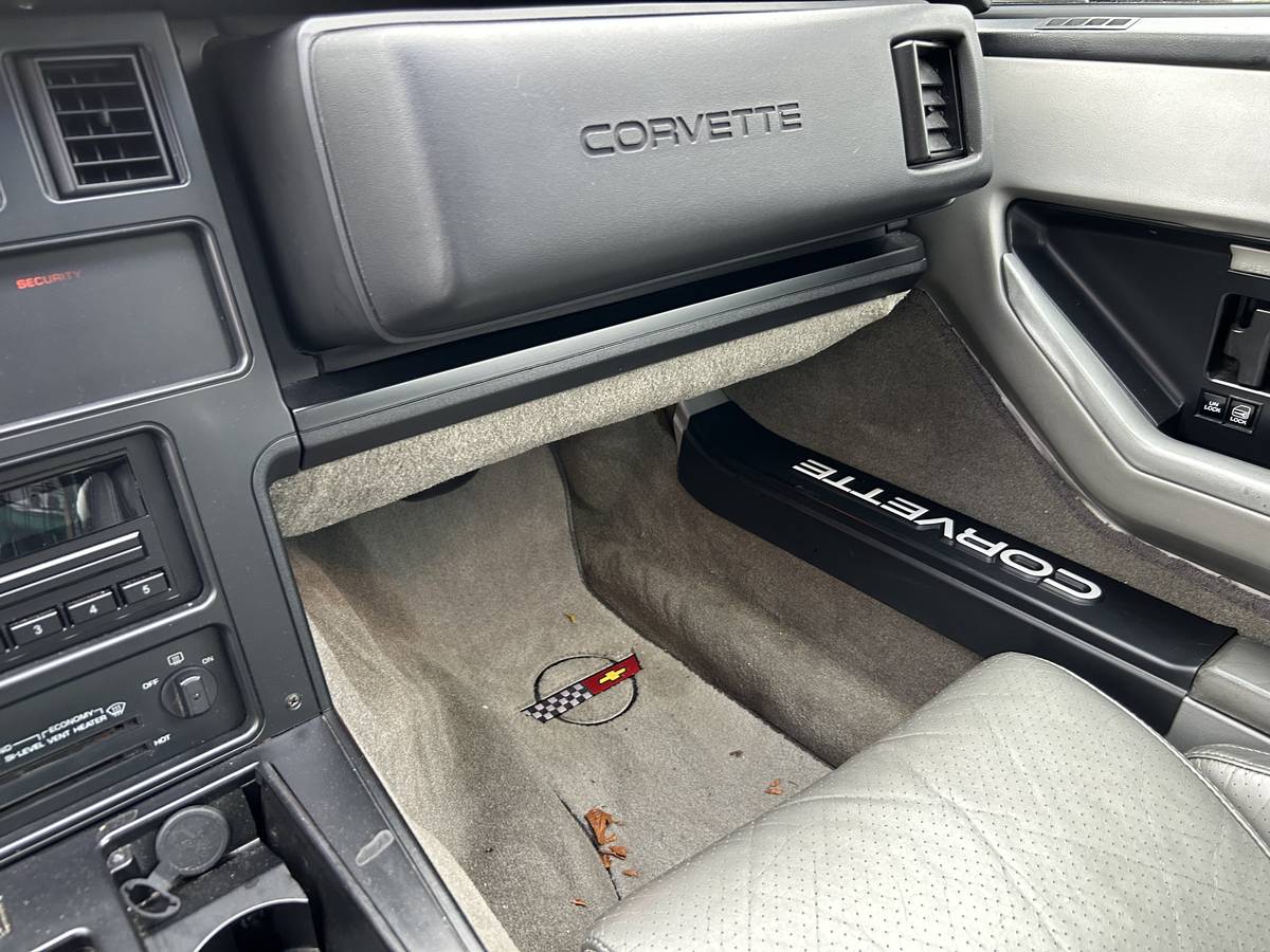 Chevrolet-corvette-1984-silver-6
