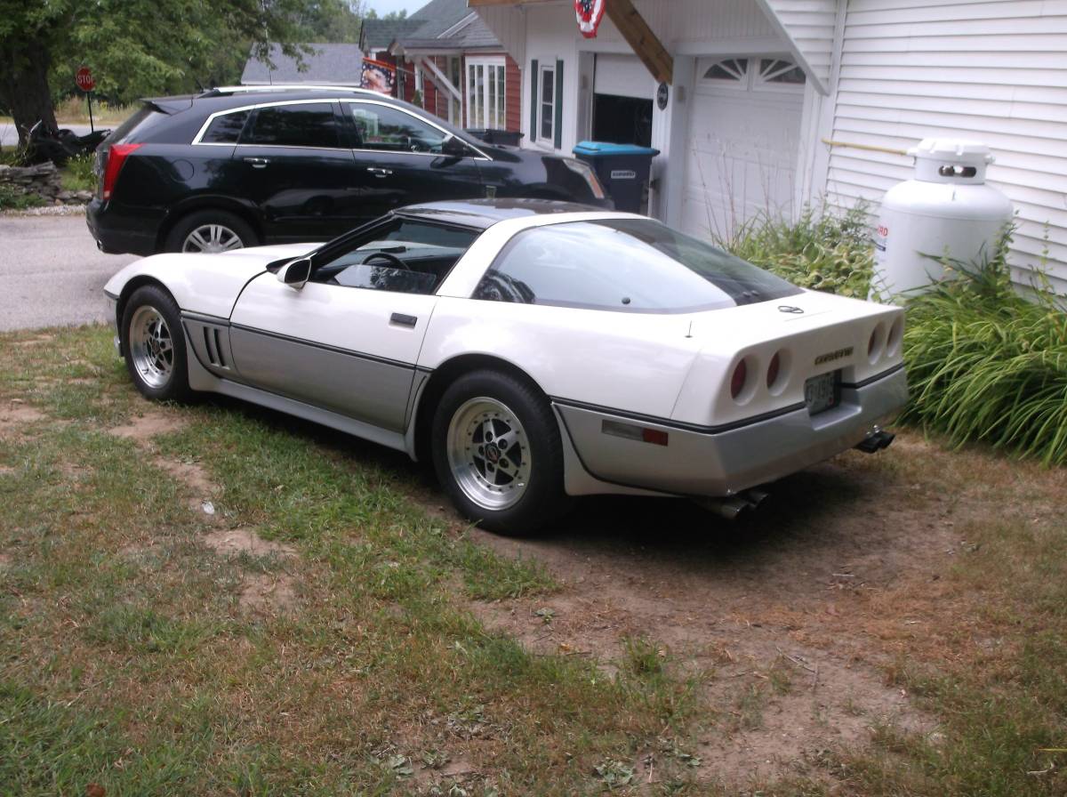Chevrolet-corvette-1985-11