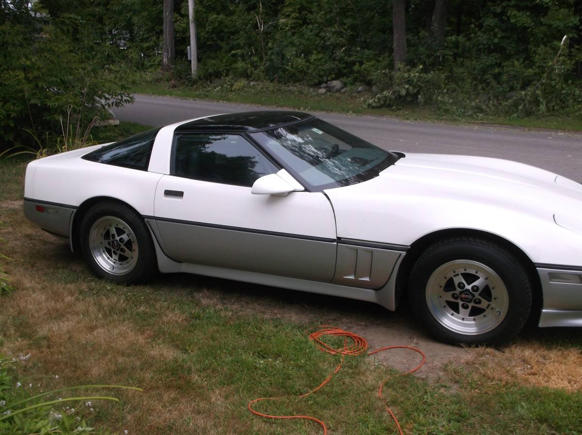 Chevrolet-corvette-1985