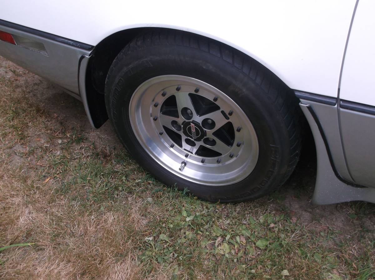 Chevrolet-corvette-1985-28