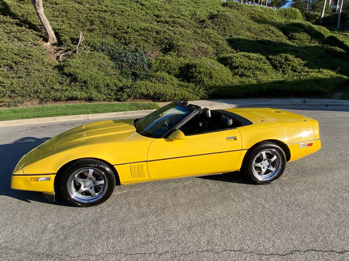 Chevrolet-corvette-1986-yellow-11