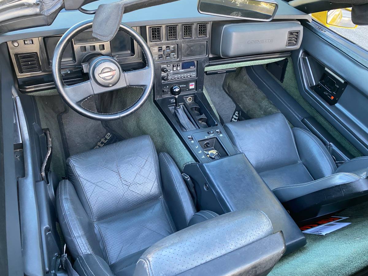 Chevrolet-corvette-1986-yellow-14