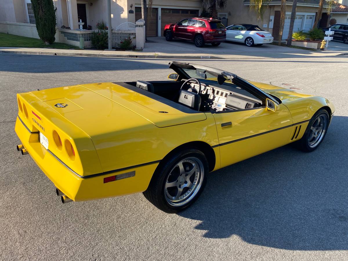 Chevrolet-corvette-1986-yellow-9
