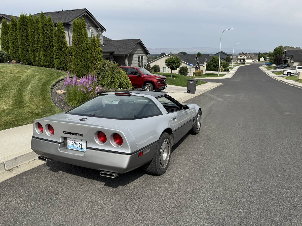 Chevrolet-corvette-1987-silver-3