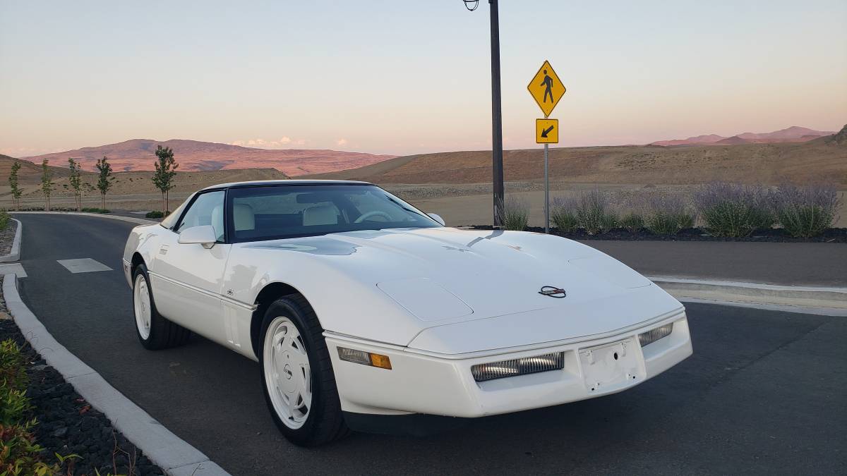 Chevrolet-corvette-1988-white-2