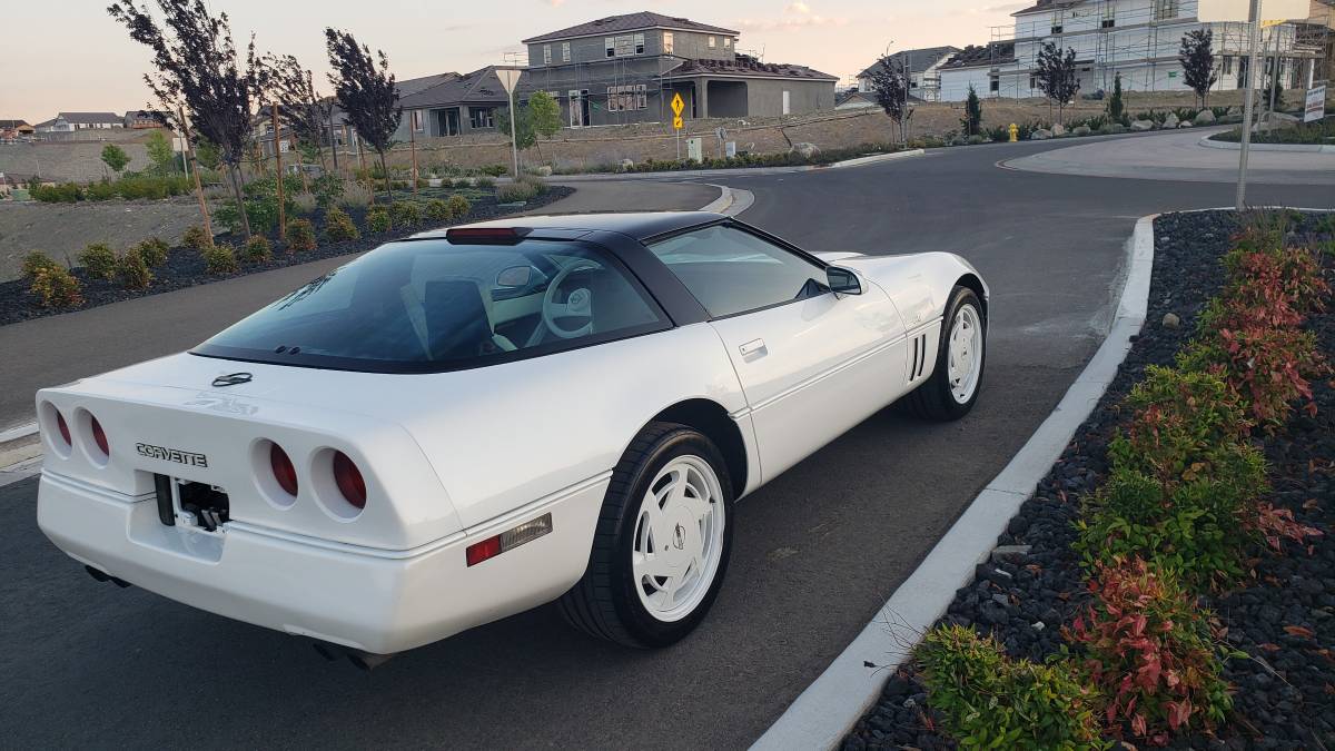 Chevrolet-corvette-1988-white-3