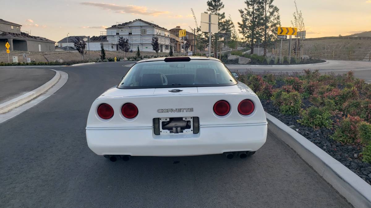 Chevrolet-corvette-1988-white-4