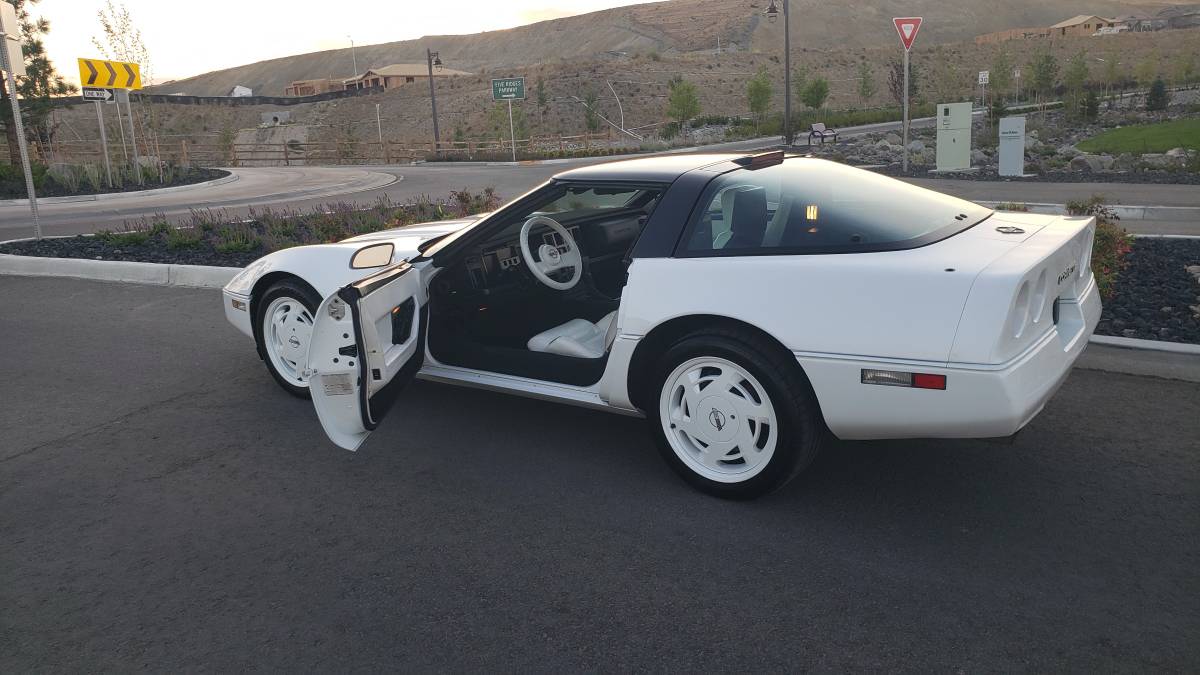 Chevrolet-corvette-1988-white-5