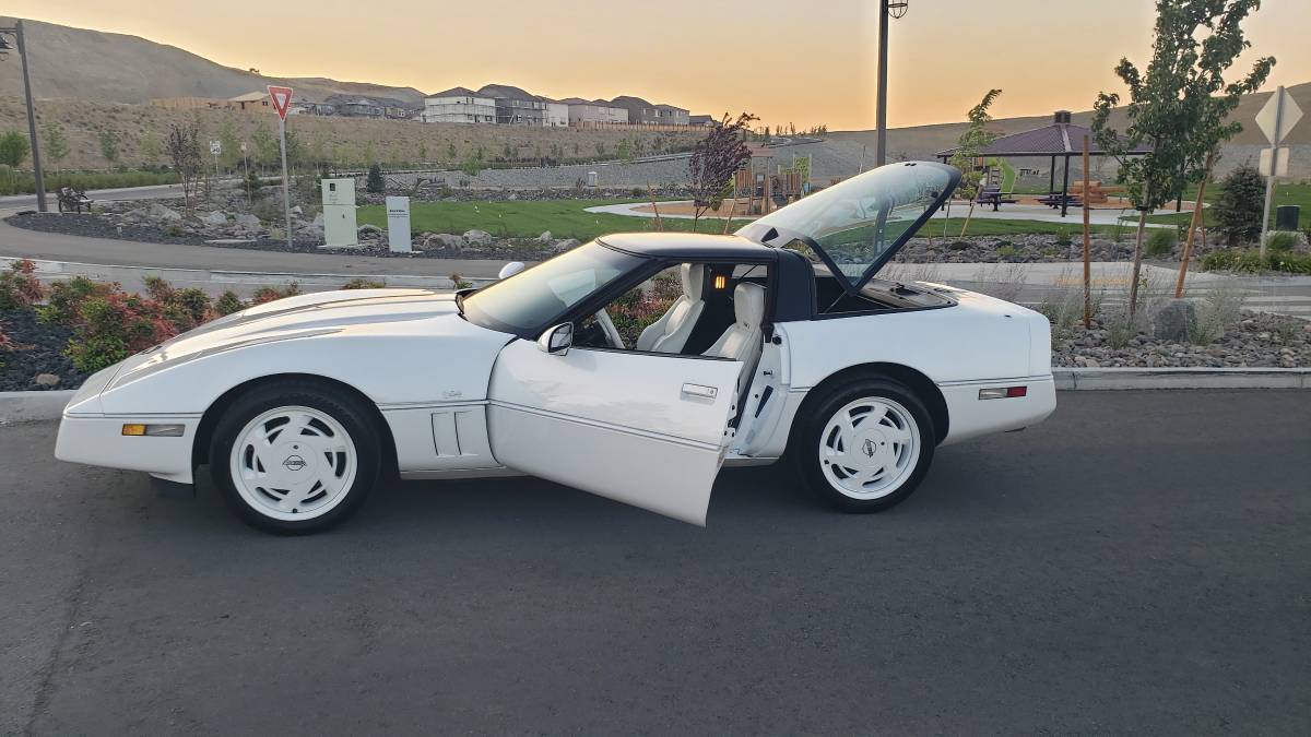 Chevrolet-corvette-1988-white-7