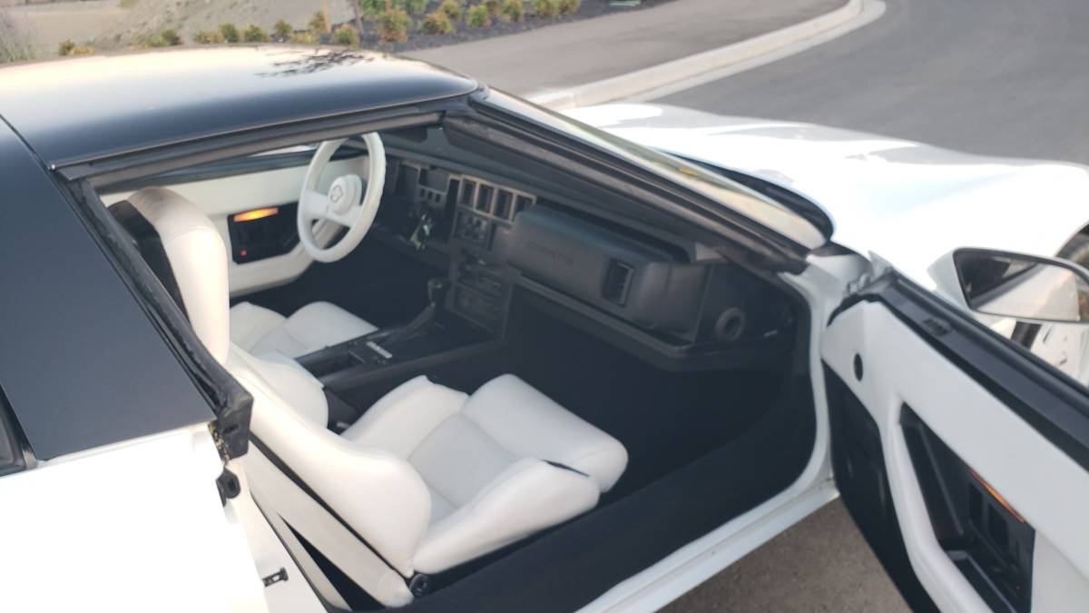 Chevrolet-corvette-1988-white-8