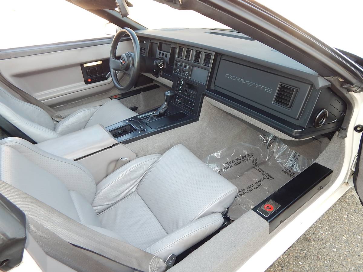 Chevrolet-corvette-c4-coupe-1988-white-12
