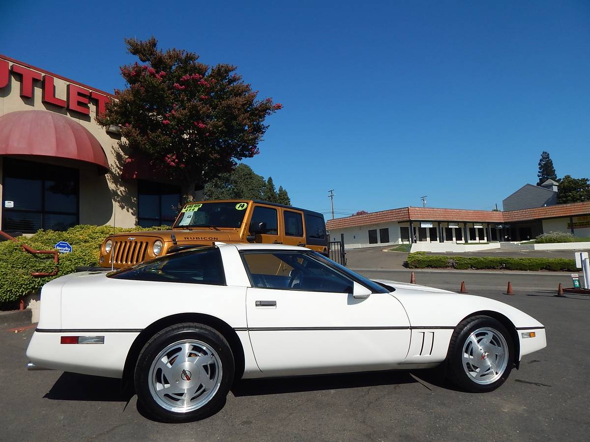 Chevrolet-corvette-c4-coupe-1988-white-13