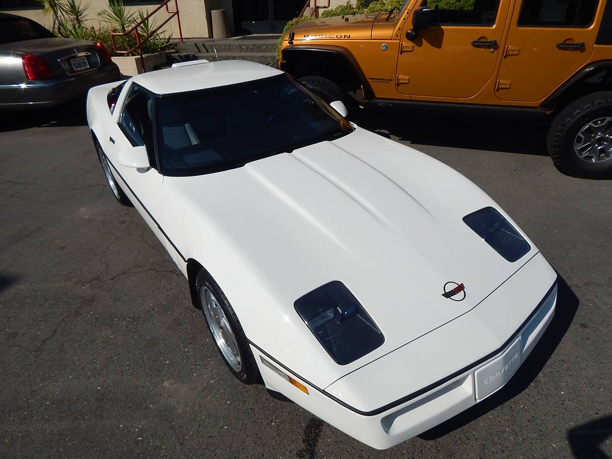 Chevrolet-corvette-c4-coupe-1988-white-3
